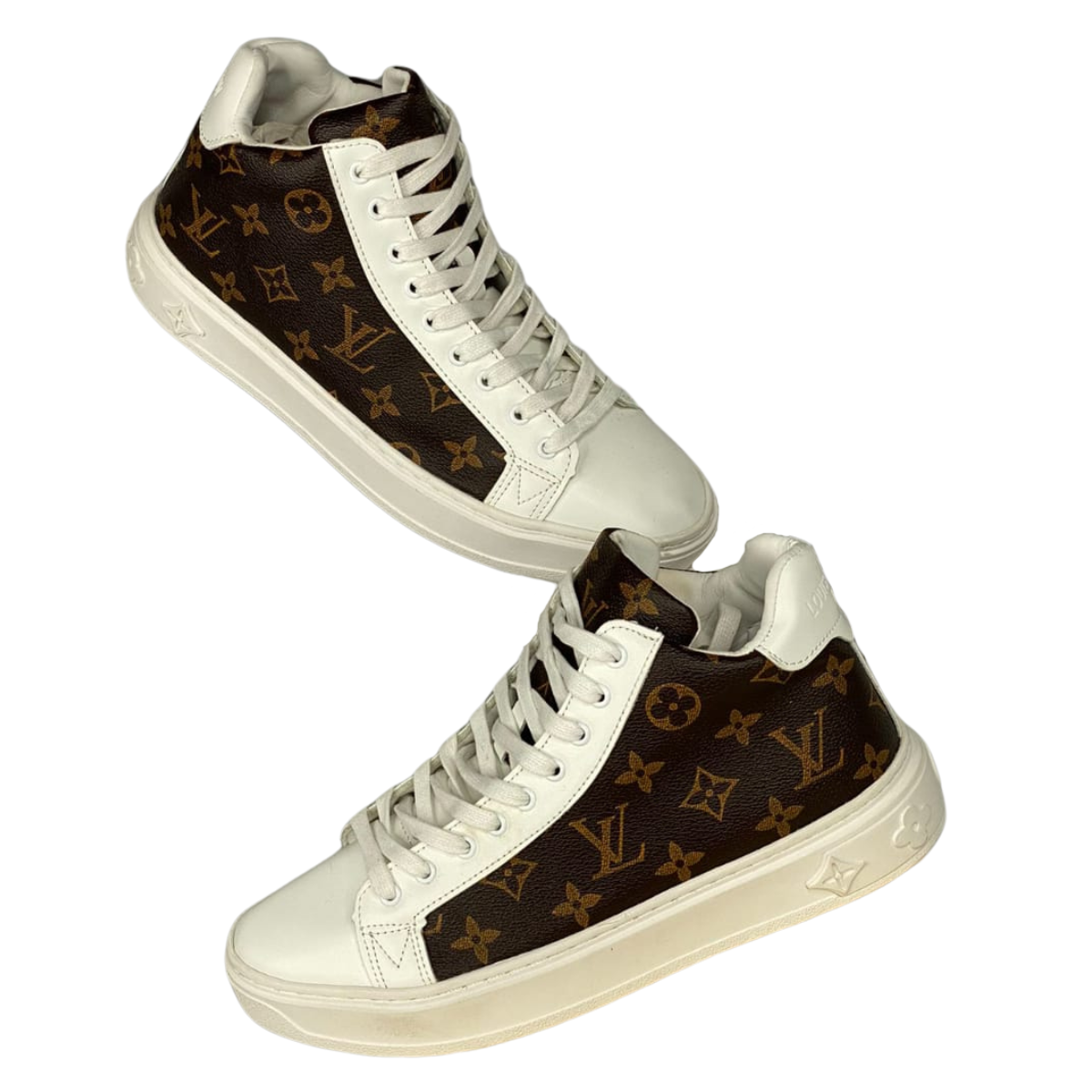 Louis Vuitton Zapatos Hombre: Elegancia y Exclusividad en Cada Paso Si estás buscando Louis Vuitton Zapatos Hombre que combinen elegancia, exclusividad y la máxima calidad, estás en el lugar indicado. En Onlineshoppingcenterg, ofrecemos una selección única de zapatos Louis Vuitton para hombre, diseñados para quienes valoran el lujo y el estilo impecable. Este artículo está pensado para ayudarte a tomar la mejor decisión al comprar tus próximos zapatos Louis Vuitton.  ¿Por Qué Elegir Louis Vuitton Zapatos Hombre? Louis Vuitton Zapatos Hombre son sinónimo de sofisticación y artesanía de primera. Estos zapatos no solo destacan por su diseño elegante, sino también por la durabilidad y el confort que ofrecen. Cada par es una muestra del compromiso de Louis Vuitton con la excelencia.  Características Clave: Diseño Exclusivo: Louis Vuitton es conocido por sus diseños icónicos que nunca pasan de moda. Materiales Premium: Solo los mejores materiales son utilizados en la fabricación de estos zapatos, garantizando un calzado cómodo y duradero. Variedad de Estilos: Desde mocasines Louis Vuitton hasta zapatillas Louis Vuitton hombre, hay un par para cada ocasión. Precios de Louis Vuitton Zapatos Hombre Uno de los aspectos más importantes al comprar Louis Vuitton Zapatos Hombre es conocer el precio. En Onlineshoppingcenterg, te ofrecemos información clara y precisa sobre los costos para que puedas tomar una decisión informada.